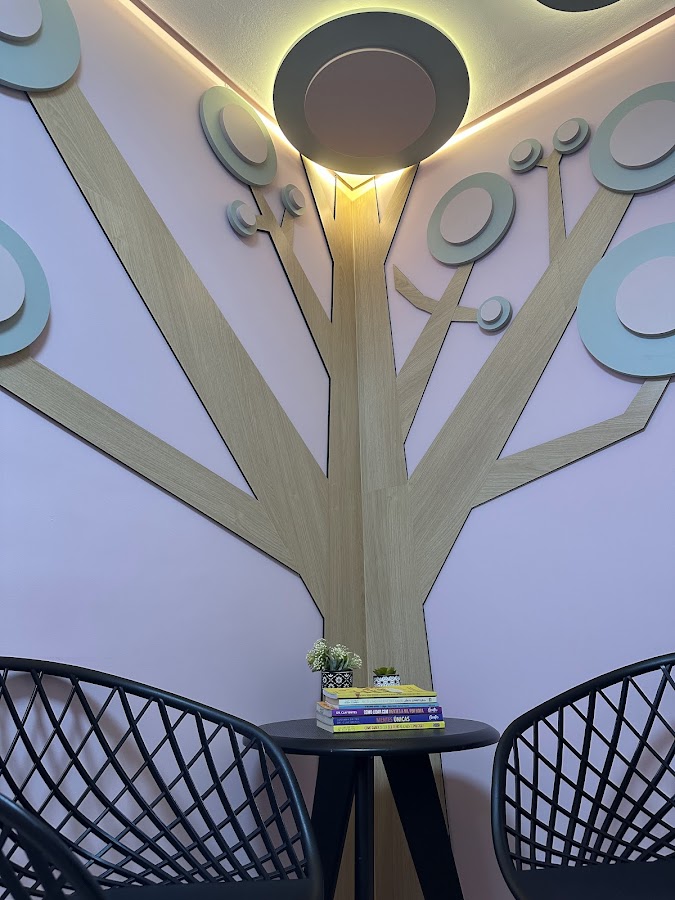 Área de relaxamento com decoração criativa no teto, ambiente terapêutico especializado