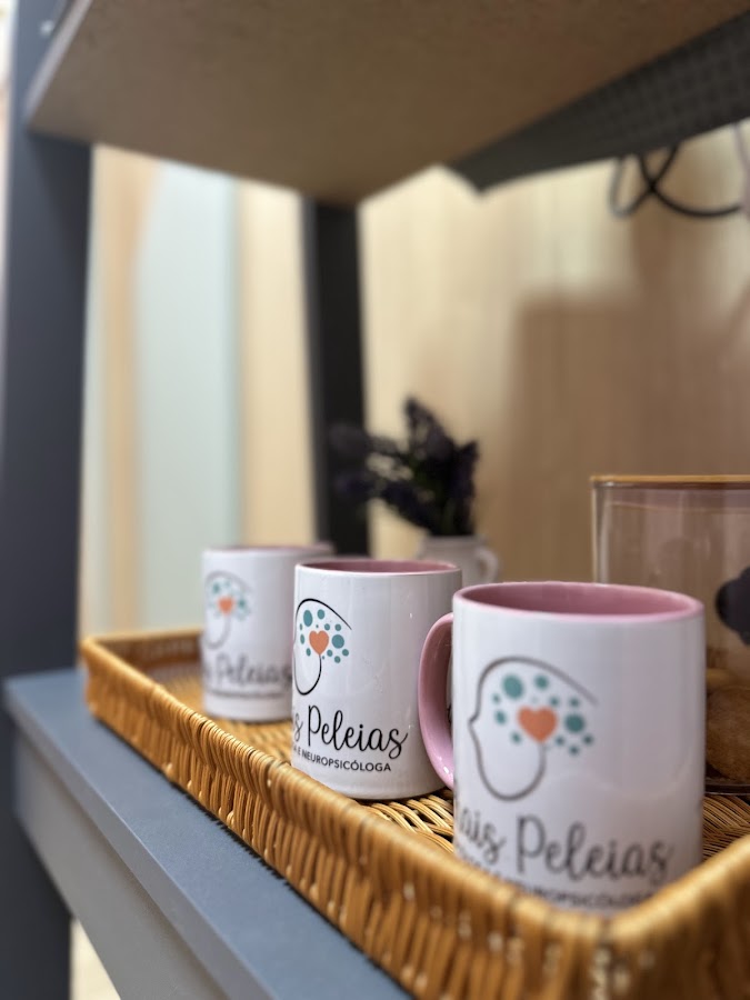 Canecas personalizadas da Thais Peleias, detalhes que mostram o cuidado e identidade profissional