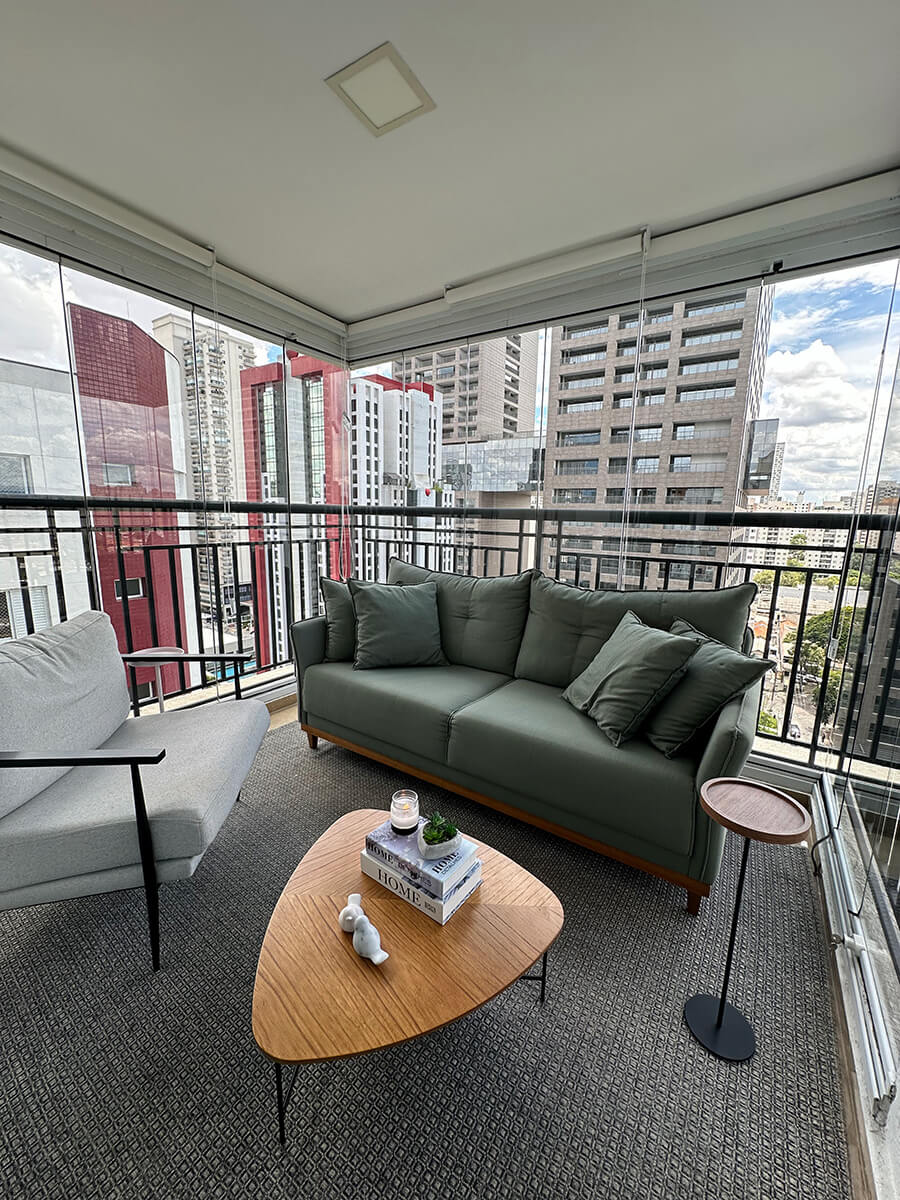 Sala de estar do consultório da Thais Peleias com vista panorâmica, ambiente moderno para Avaliação Neuropsicológica no Tatuapé