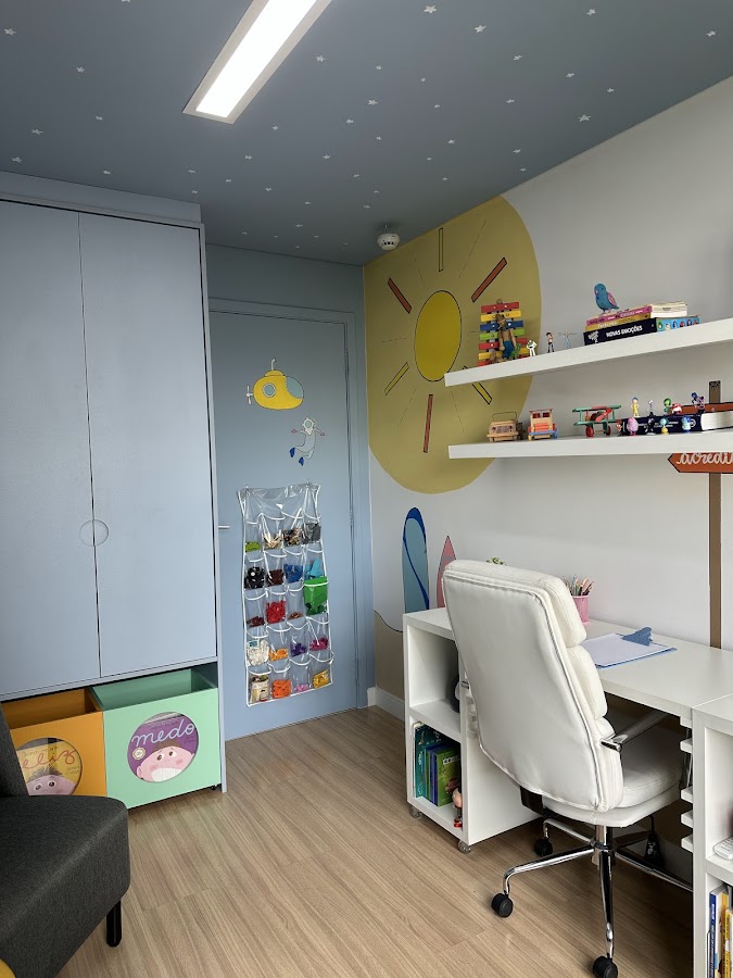 Sala infantil colorida com teto estrelado, especializada em Avaliação Neuropsicológica infantil no Tatuapé